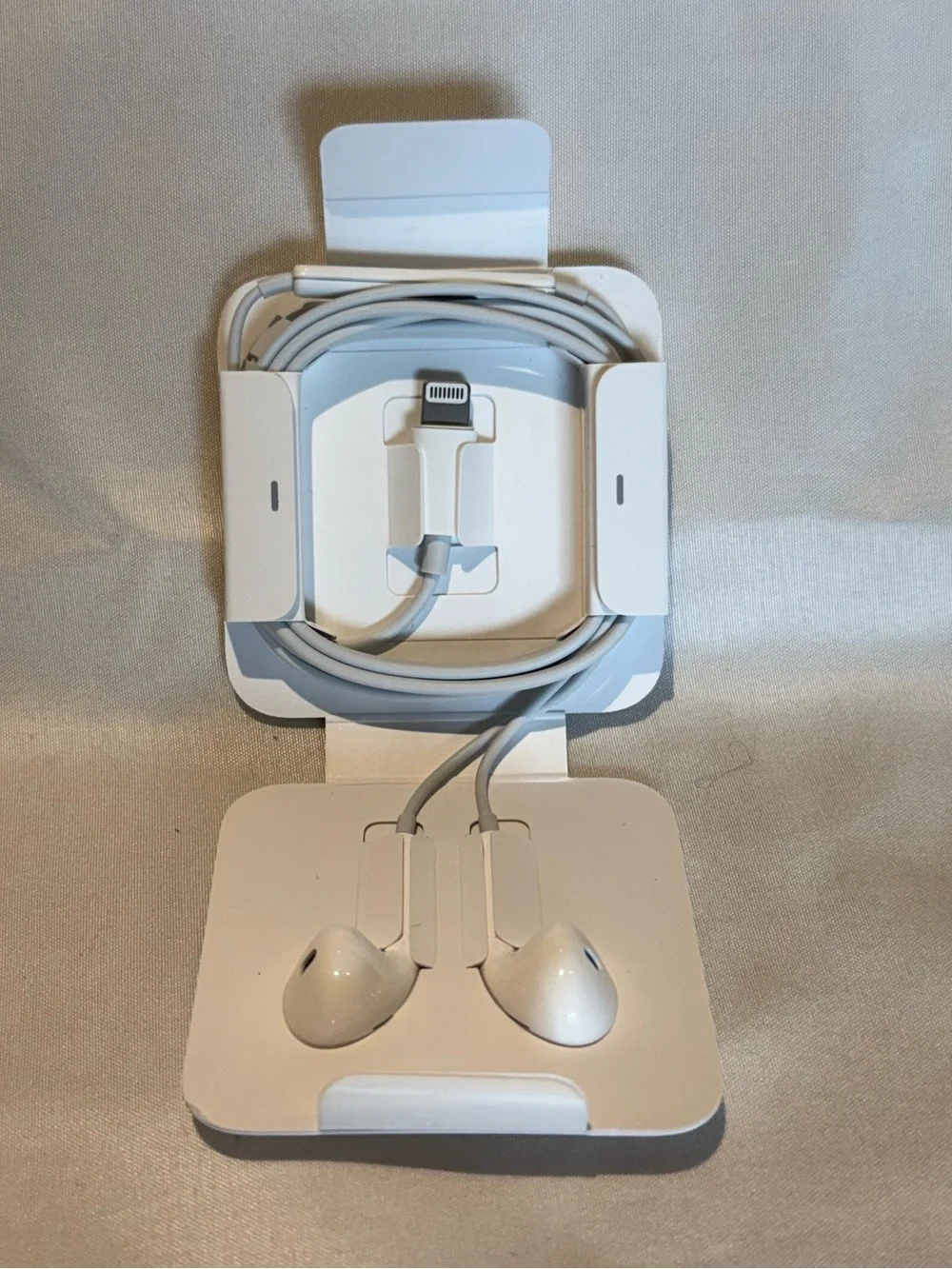 Apple EarPods Lightning Connector w/ 3.5mm Headphone Jack Adapter NWT
